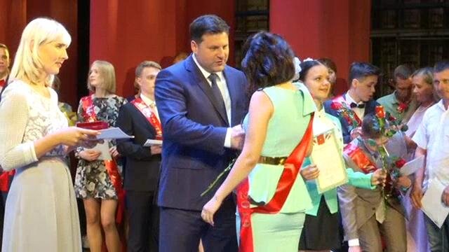 Рекорд по медалям! Рычков поздравил 11-классников с блестящим окончанием школы